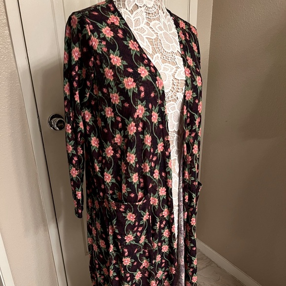 Medium Lularoe Sarah Duster sweater… pink flowers on purple background. Ribbed. - Picture 1 of 4
